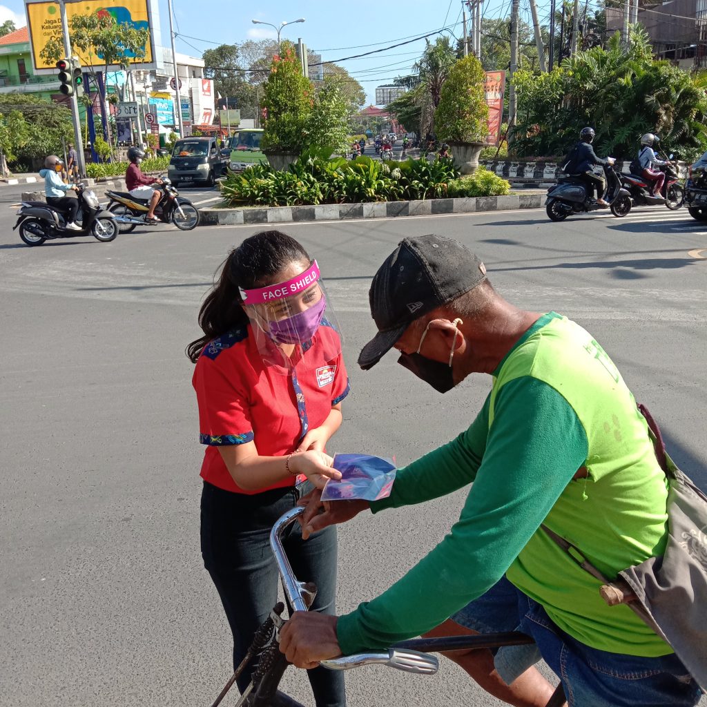 Tim Pradnya Mart membagikan masker gratis