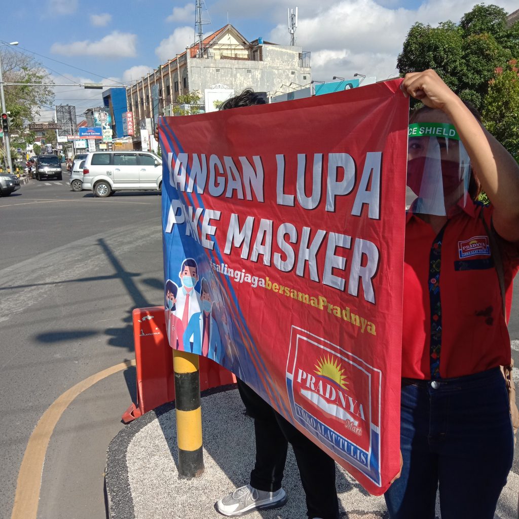 Aksi bagi masker gratis tim Pradnya Mart