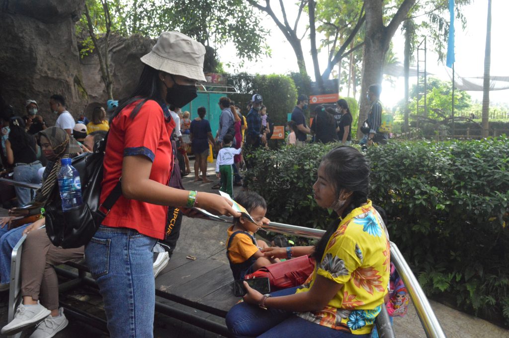 Kegiatan flyering tim Pradnya Mart di Bali Zoo