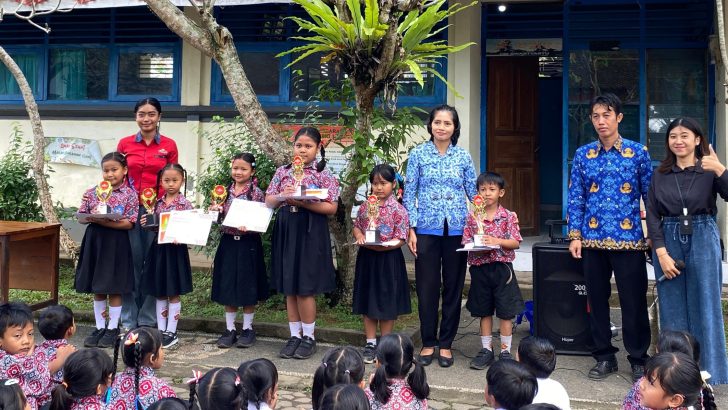 Pradnya Mart Goes to School