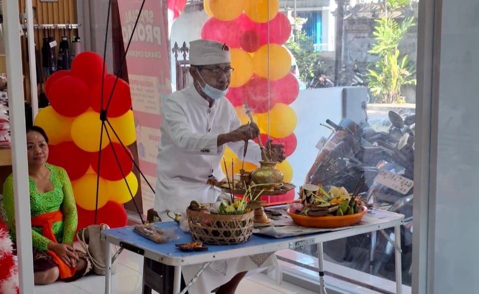 upacara agama hinud melaspas